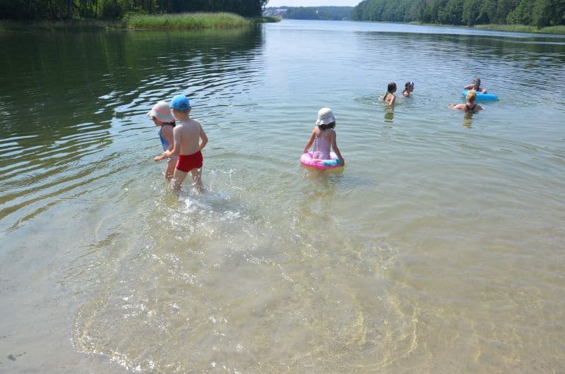 dzieci nad jeziorem pływanie