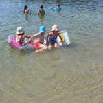 Zabawy dzieci w jeziorze